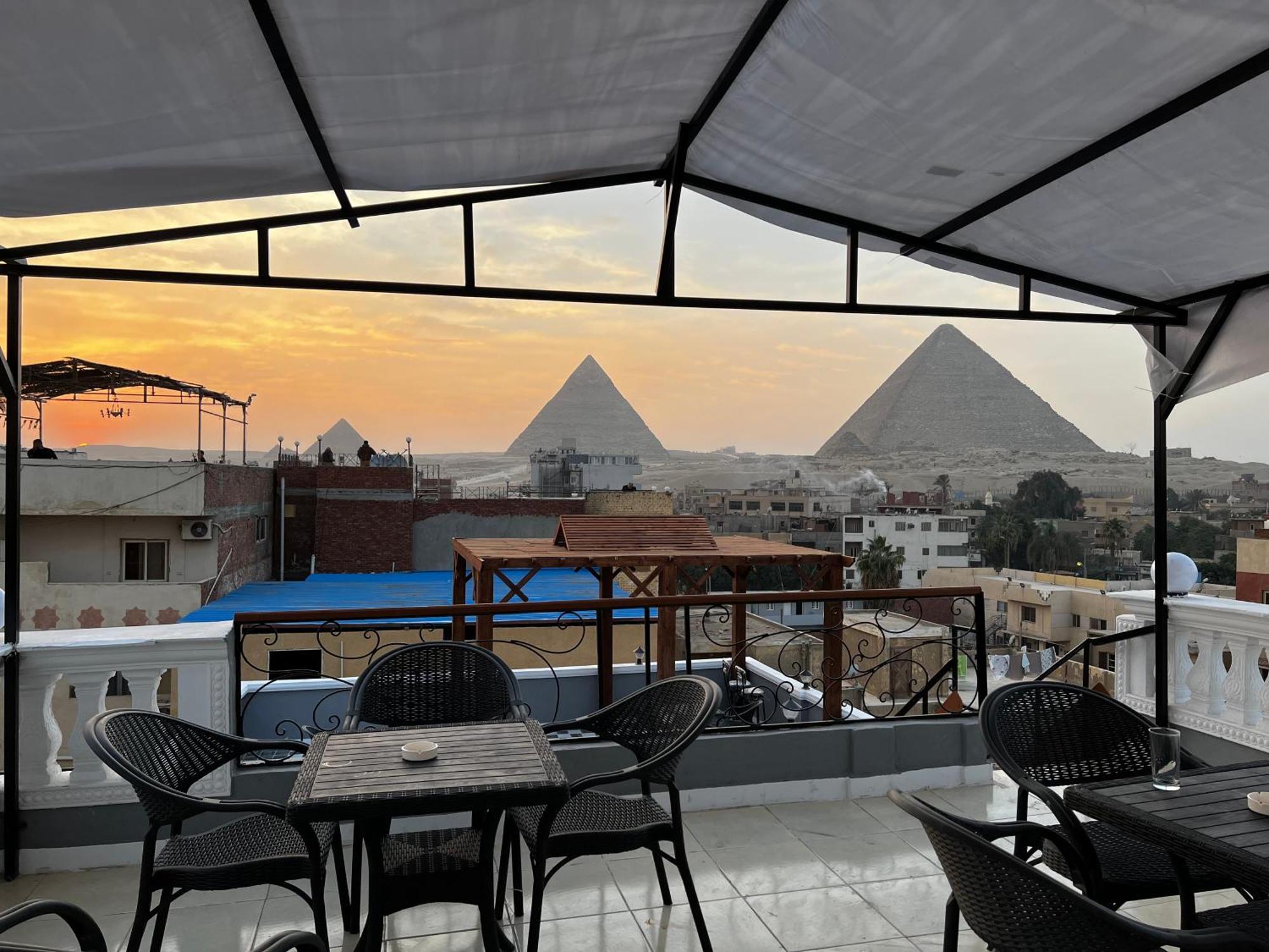 The Pyramids Gate Inn Kafrat al Jabal Bagian luar foto